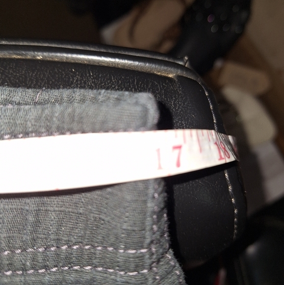 A pair of Wear First mens cargo shorts in a size 34. Pre-loved in good condition - Picture 5 of 7